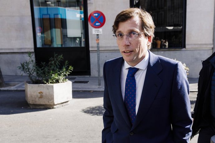 El alcalde de Madrid, José Luis Martínez-Almeida, a su llegada al Comité Ejecutivo Nacional del PP, en la sede nacional del PP, a 30 de enero de 2023, en Madrid (España). El presidente del Partido Popular, Alberto Núñez Feijóo, ha denunciado hoy que el 