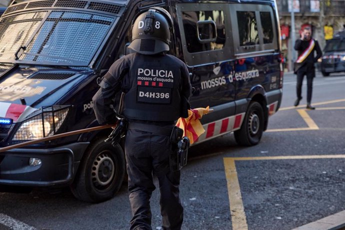 Un vehículo y un agente de los Mossos d'Esquadra en Barcelona