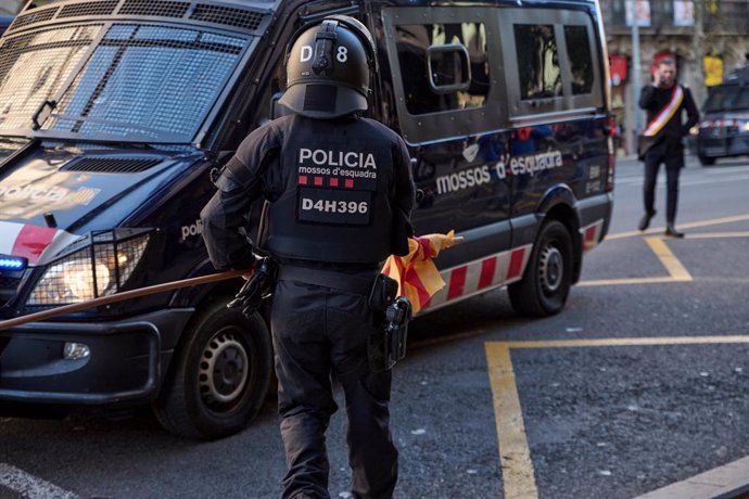 Un vehículo y un agente de los Mossos d'Esquadra durante la manifestación de los CDR, que ha partido del consulado francés, a 19 de enero de 2023, en Barcelona, Catalunya (España). Esta segunda marcha convocada por los CDR (Comités de Defensa de la Repú