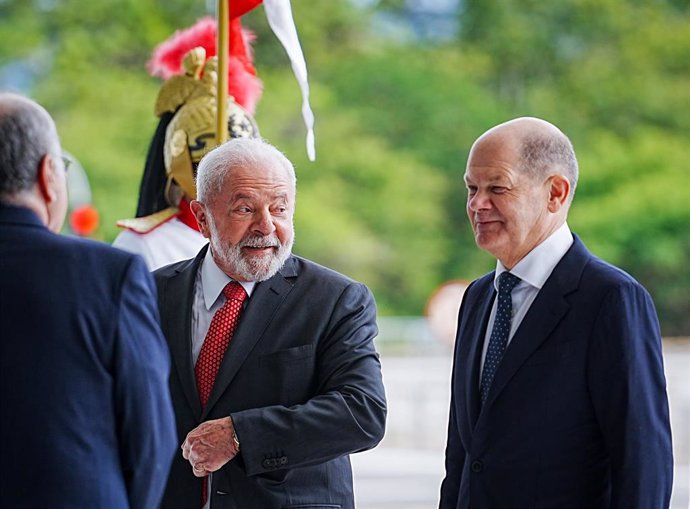 El presidente de Brasil, Luiz Inácio Lula da Silva, recibe al canciller alemán, Olaf Scholz, en Brasilia