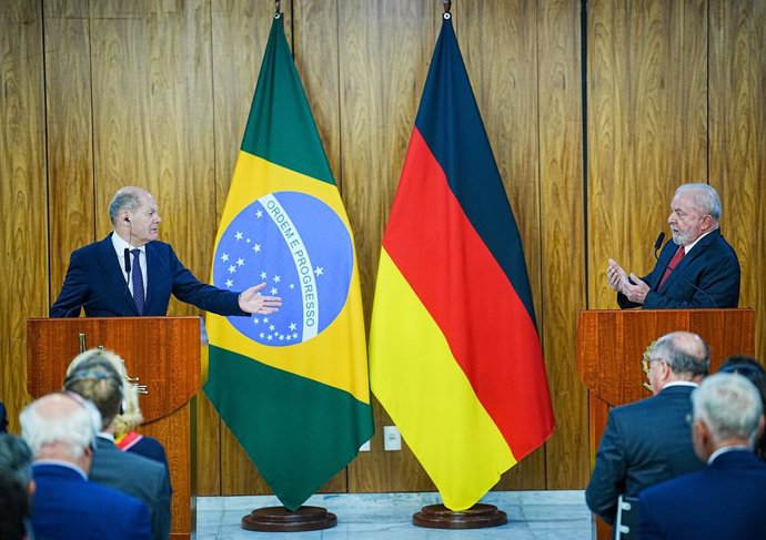 El canciller alemán, Olaf Scholz, y Luiz Inácio Lula da Silva, presidente de Brasil, en una rueda de prensa en Brasilia