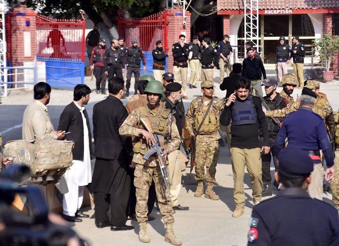 Personal de seguretat fa gurdia al lloc de l'explosió a Peshawar, al nord-oest del Pakistan