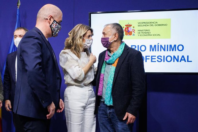 Archivo - (I-D) El secretario general de CCOO, Unai Sordo; la vicepresidenta segunda del Gobierno y ministra de Trabajo, Yolanda Díaz y el secretario general de UGT, Pepe Álvarez, tras firmar el acuerdo por el que el SMI subió a los actuales 1.000 euros