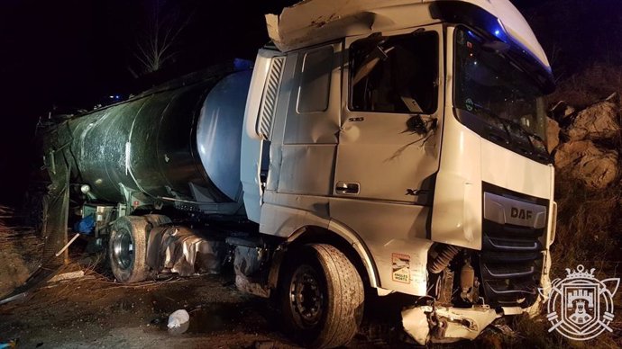 Imagen del camión accidentado en Celada del Camino (Burgos)