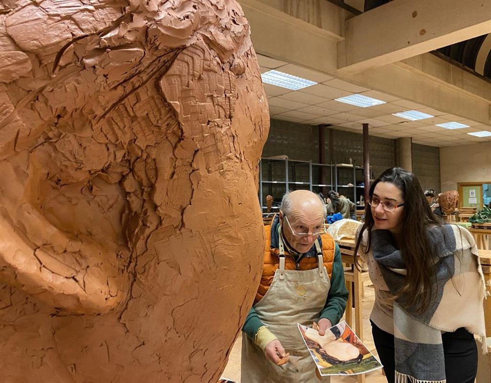 El artista Antonio López junto a la alcaldesa de Calahorra, Elisa Garrido