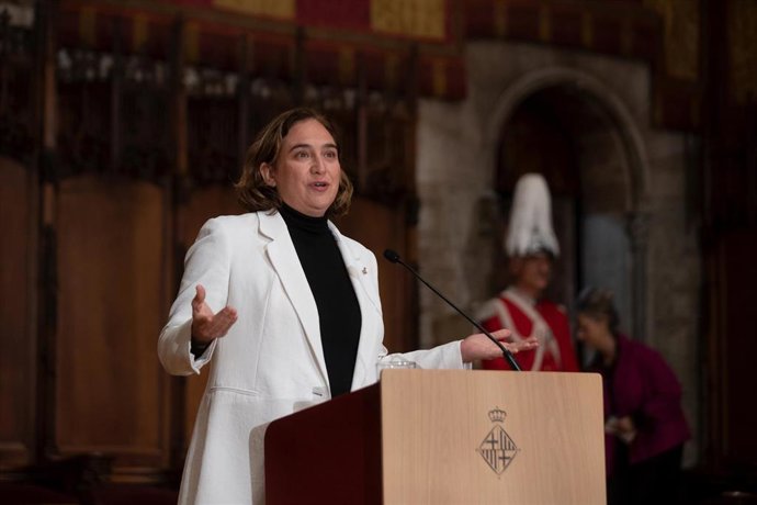 Archivo - La alcaldesa de Barcelona, Ada Colau, durante el acto de entrega de la Medalla de Oro al mérito cultural del Ayuntamiento de Barcelona al cantautor Jaume Sisa, a 19 de diciembre de 2022, en Barcelona, Catalunya (España). 