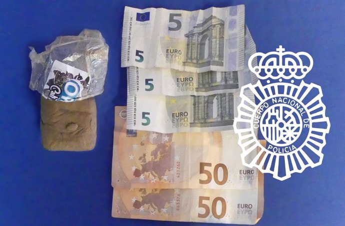 Droga y dinero intervenido al conductor del vehículo que chocó contra las vallas en Gran Vía de Salamanca