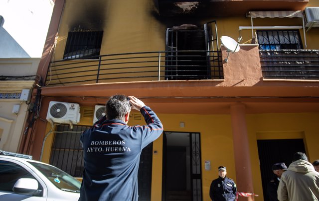 Un bombero realiza una foto del inmueble en la que han fallecido tres personas y varias más resultan heridas en el incendio de una vivienda en Huelva, a 31 de enero de 2023 en Huelva (Andalucía, España). 