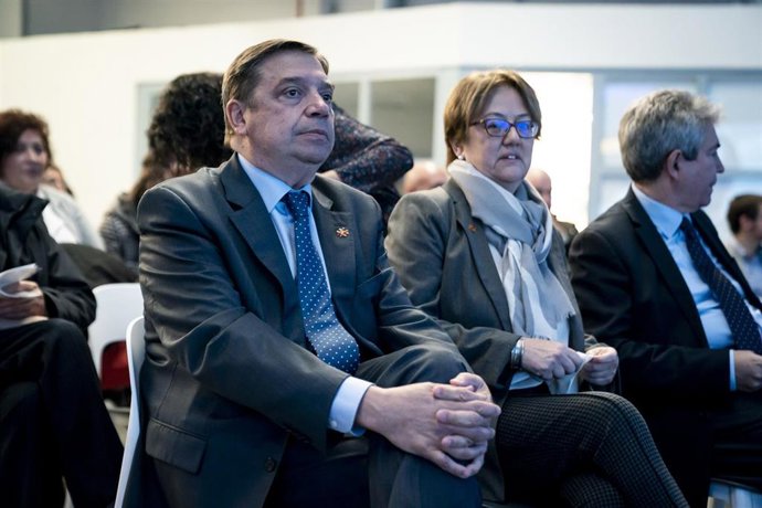 Archivo - El ministro de Agricultura, Pesca y Alimentación, Luis Planas (1i), y la secretaria general de Pesca del Ministerio de Agricultura, Pesca y Alimentación, Alicia Villauriz (2i),  