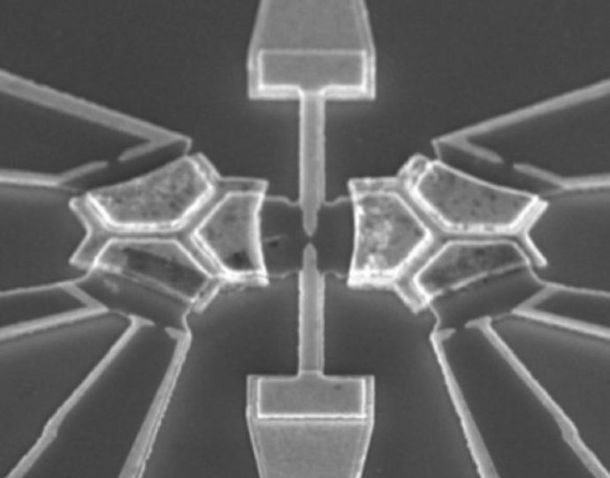Imagen micrográfica del nuevo Simulador Cuántico, que presenta dos componentes metal-semiconductores de tamaño nanométrico acoplados e incrustados en un circuito electrónico.