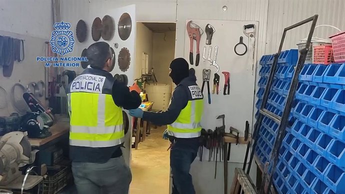 La Policía Nacional Detiene A Una Mujer Responsable De Una Plantación De Marihuana Tipo Indoor En Una Casa De Campo En Lorca Nota, Audio, Video Y Fotografias