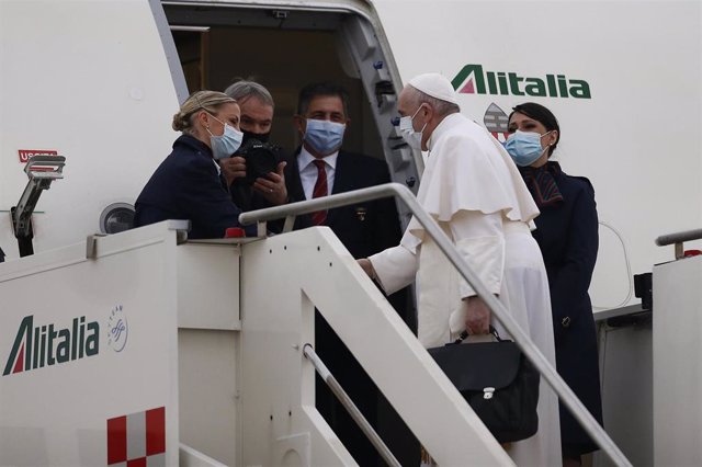 Archivo - El Papa en el vuelo que le llevó a Irak en 2021