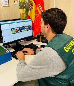 Un agente de la Guardia Civil