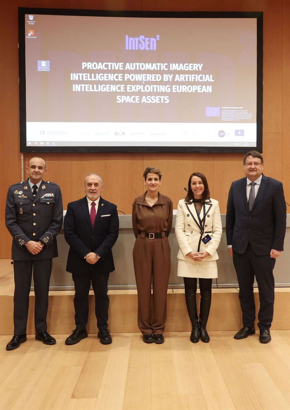 La presidenta, María Chivite, junto al consejero Juan Cruz Cigudosa y el resto de participantes en la presentación del proyecto Intsen2