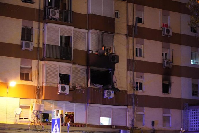 Incendio declarado este lunes 30 en una vivienda de la calle Moguer, del Polígono Norte, con personas atrapadas en su interior.