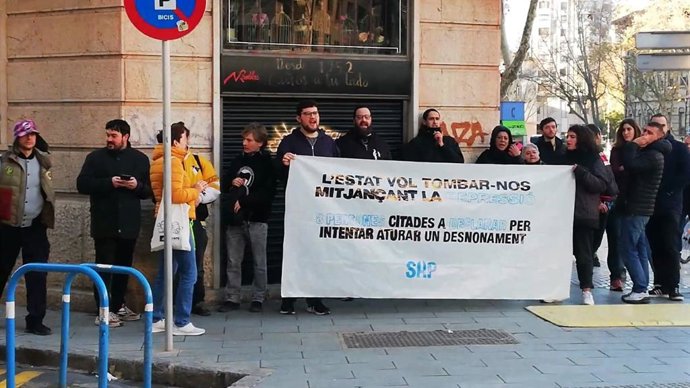 Concentración en el Juzgado por la imputación de ocho activistas por una protesta antidesahucios.