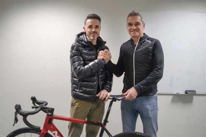 Los exciclistas Igor González de Galdeano y Samuel Sánchez, campeón olímpico en Pekín 2008, y su escuela de ciclismo visitaron la empresa de ingeniería Gomur.