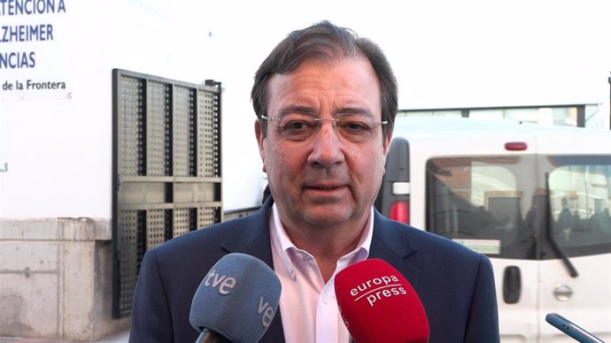 El presidente de la Junta de Extremadura, Guillermo Fernández Vara, en declaraciones a los medios de comunicación