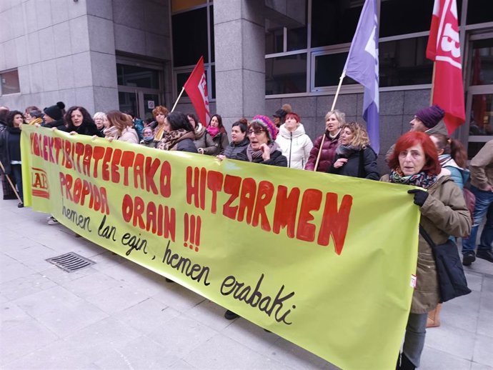 Protesta de trabajadoras de colectividades ante los juzgados en Bilbao