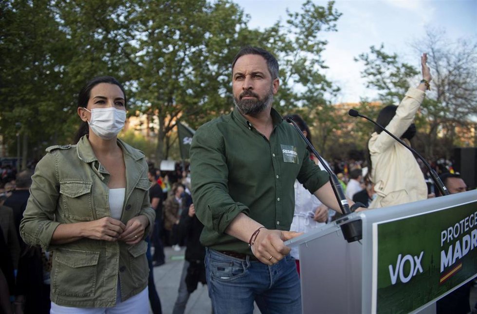 Archivo - El líder de Vox, Santiago Abascal (d), y la candidata del partido a la presidencia de Madrid, Rocío Monasterio, durante la candidatura para las próximas elecciones del 4 M, en Vallecas.