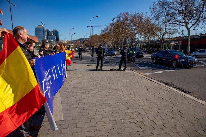 Concentración en apoyo a la monarquía ante el recinto de Gran Via de Fira Barcelona donde este martes el rey Felipe VI inaugura el Integrated Systems Europe (ISE) , a martes 31 de enero de 2023, en Barcelona, Catalunya (España)