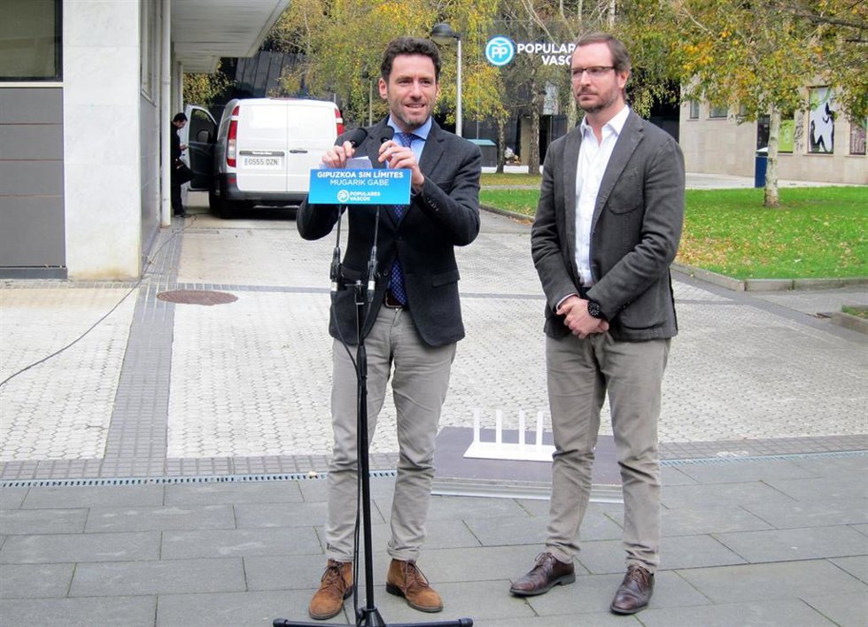 Archivo - El portavoz del comité de campaña del PP, Borja Semper, y el portavoz del PP en el Senado, Javier Maroto, en una foto de archivo.