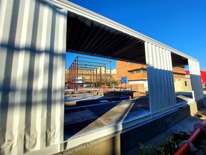 Contenedores marítimos reutilizados para la obra que está conformando el edificio de Incubazul de la Zona Franca de Cádiz