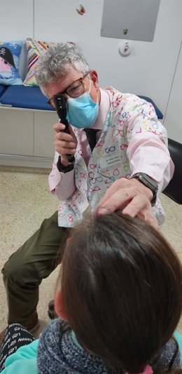 Un oftalmólogo, en la consulta con una paciente.