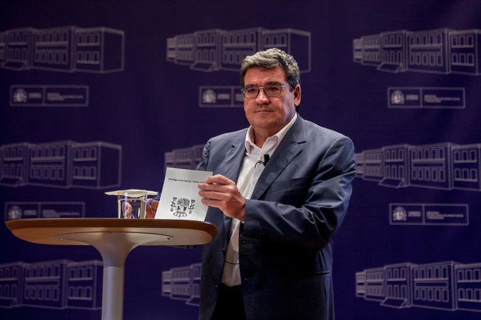 Archivo - El ministro de Inclusión, Seguridad Social y Migraciones, José Luis Escrivá, comparece en rueda de prensa.