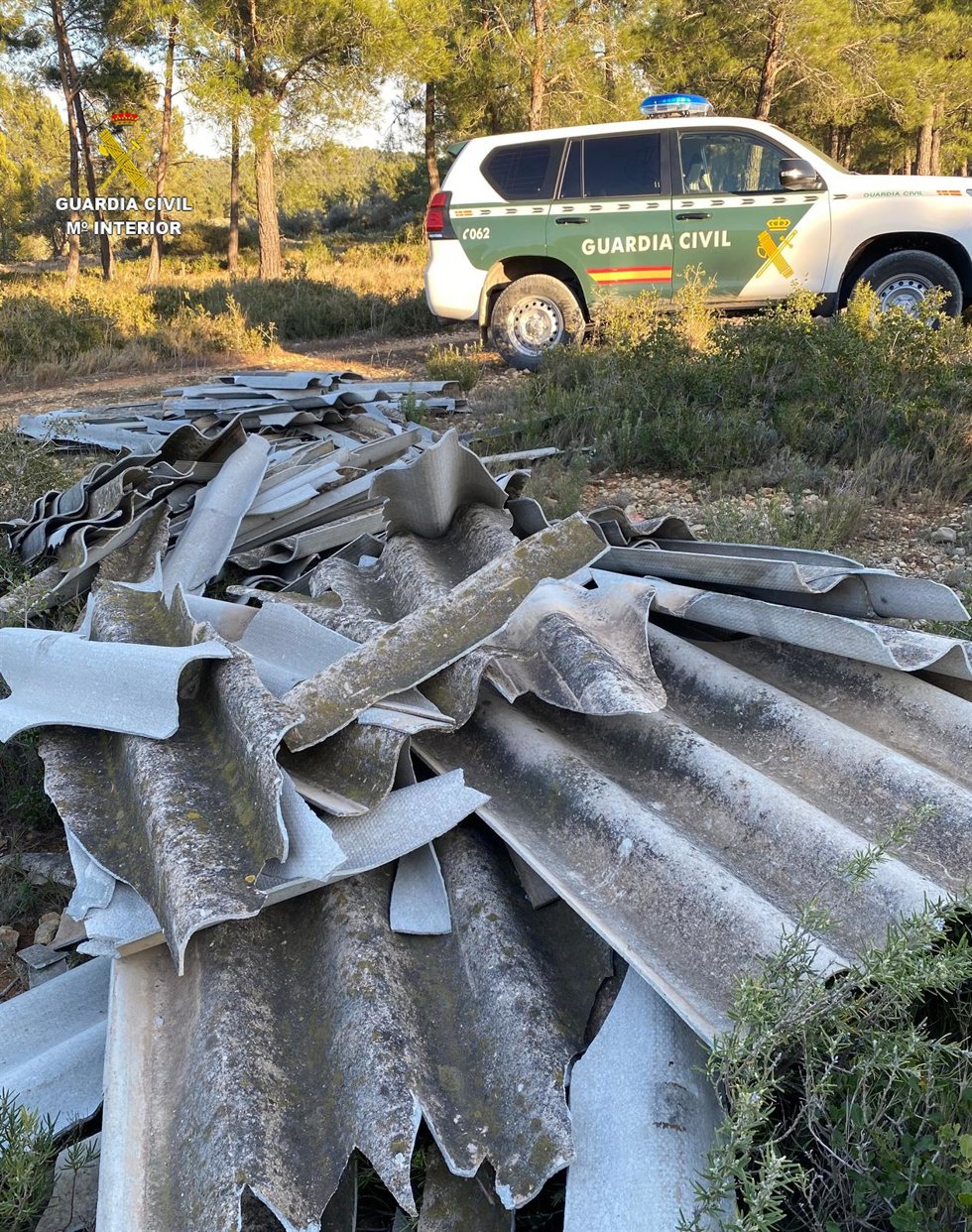 La Guardia Civil De Tarragona Descubre Un Peligroso Vertedero Ilegal Con Más De Dos Toneladas De Restos De Uralita Con Amianto.
