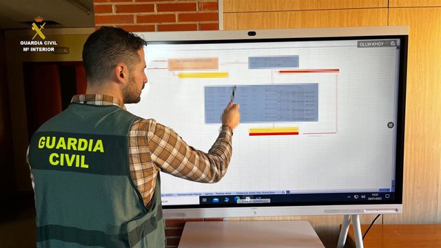 Un agente de la Guardia Civi en tareas de investigación