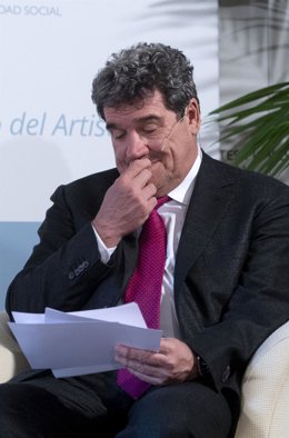 El ministro de Inclusión, Seguridad Social y Migraciones, José Luis Escrivá, participa en un diálogo abierto con el sector artístico en el Palacio de Zurbano, a 16 de enero de 2023, en Madrid (España). Los ministros de Trabajo, Cultura e Inclusión se ha