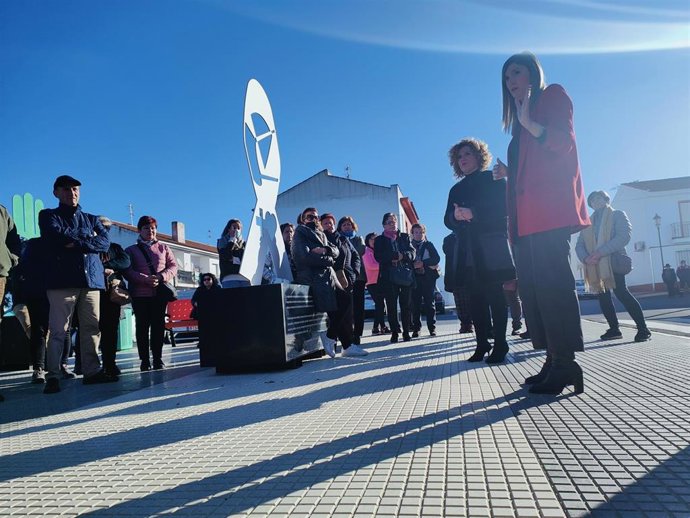 La diputada socialista María Márquez se dirige a los vecinos concentrados de San Bartolomé de la Torre (Huelva), con la alcaldesa y presidenta de la Diputación, María Eugenia Limón, en segundo término.