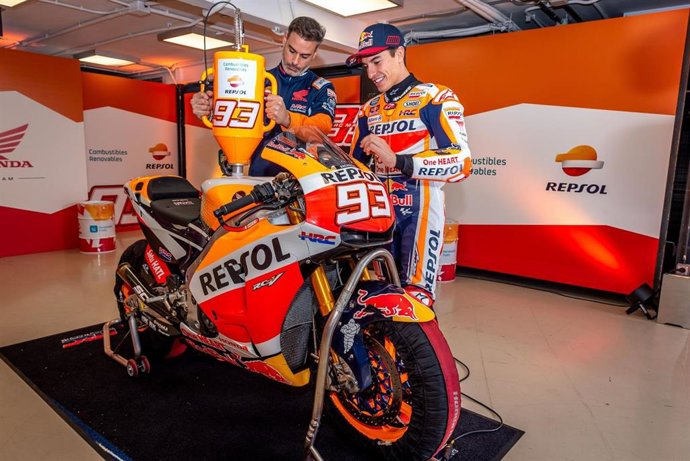 Archivo - Marc Márquez (Repsol Honda) prueba por primera vez el biocombustible de Repsol en el Circuito del Jarama de Madrid.