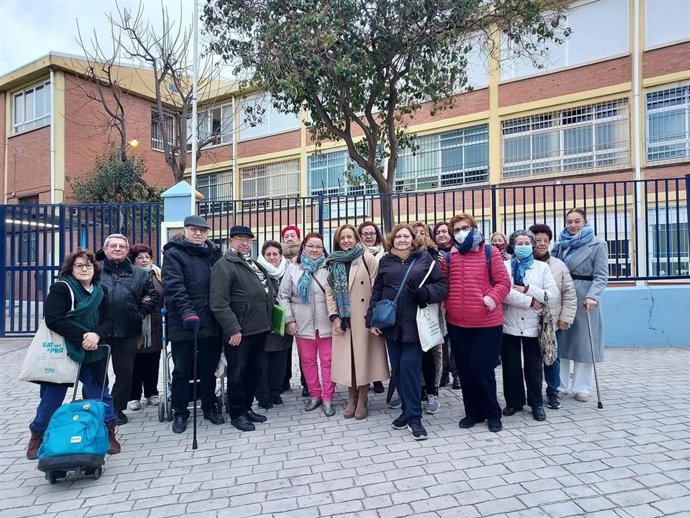 La concejal del PSOE, Begoña Medina, junto a usuarios del Centro de Adultos de San Andrés.