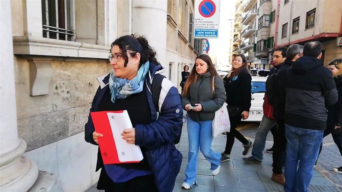 Algunos de los activistas imputados por una protesta antidesahucios, entrando al Juzgado encabezados por la abogada Eva Pous.