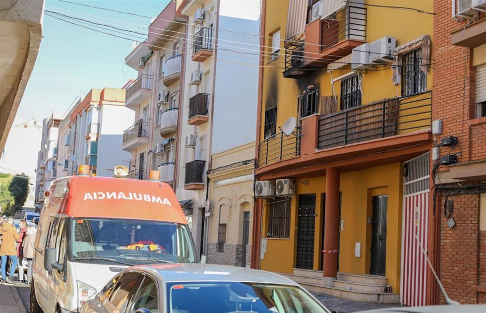 Detalle del edificio en la que han fallecido tres personas como consecuencia de un incendio en el interior de una vivienda.