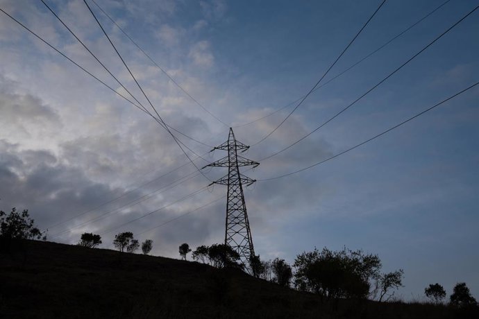 Archivo - Imatge d'arxiu d'una torre elctrica