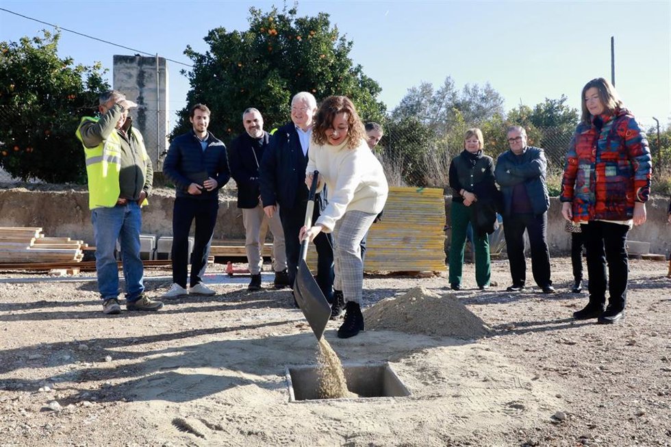 La presidenta del Govern, Francina Armengol, durante la colocación de la primera piedra de la nueva Unidad Básica de Salud de Santa Margalida.