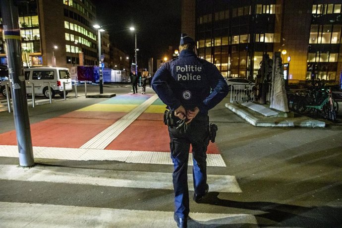 Un agente de la Policía de Bélgica tras un ataque con arma blanca en la estación de Schuman, en Bruselas