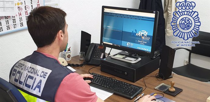 Imagen de recurso de un agente de la Policía frente a su ordenador.