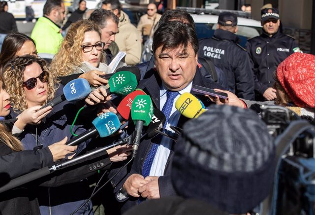 El alcalde de Huelva, Gabriel Cruz, atiende a los medios en el lugar del suceso.