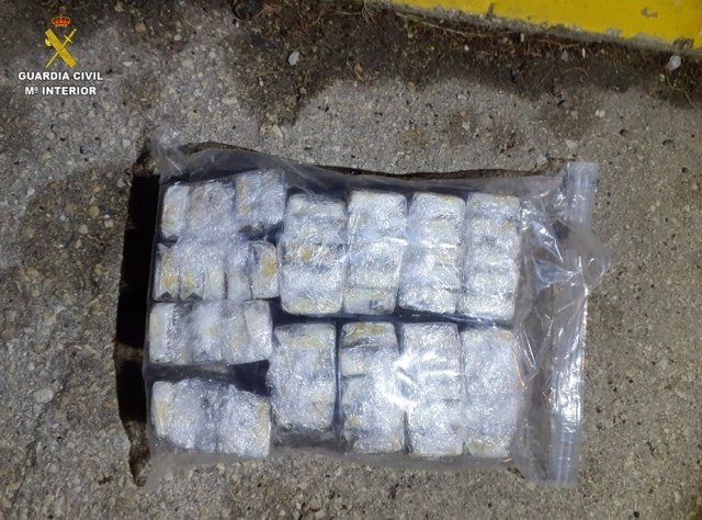 La Guardia Civil aprehende más de 5 kilos de hachís en un vehículo en la A-4, a la altura de Almuradiel