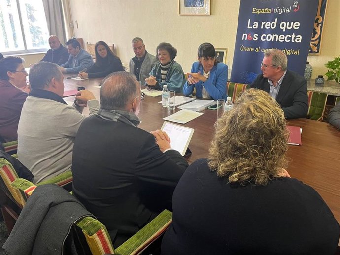 La secretaria de Estado de Telecomunicación e Infraestructuras Digitales, María González Veracruz, con la subdelegada del Gobierno, Rafaela Valenzuela, y los alcaldes.