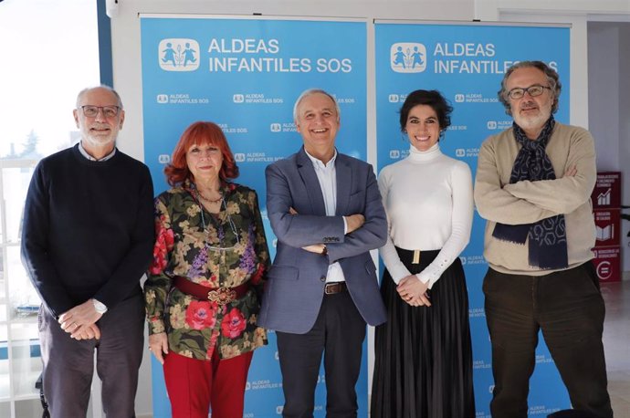 Javier Fresneda, director de la Academia de Aldeas Infantiles SOS; Karmen Garrido, periodista; Pedro Puig, presidente de Aldeas Infantiles SOS; María Giráldez, abogada de Familia; Miguel Ángel Noceda, presidente de la FAPE