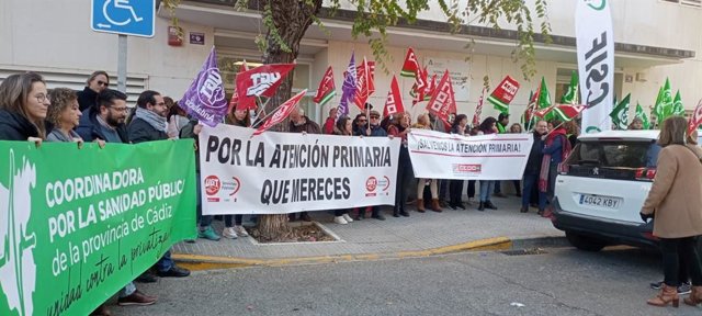 CCOO, UGT y CSIF protestan en Cádiz por la situación de la atención primaria