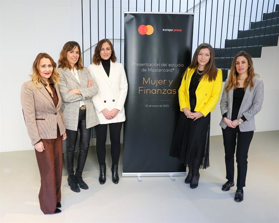 Carmen García, presidenta de la Fundación Madrid Woman's Week; Ana Díaz, directora de Comunicación de Mastercard Iberia; Paloma Real, directora general de Mastercard España; Elena Bermejo, Head of Cards de Santander, y Candelas Martín, directora de EP.