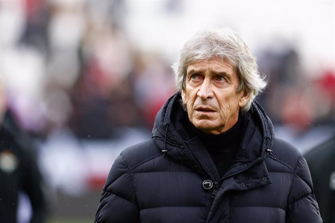 Manuel Pellegrini, head coach of Real Betis, looks on during the spanish league, La Liga Santander, football match played between Rayo Vallecano and Real Betis Balompie at Estadio de Vallecas on January 08, 2023, in Madrid, Spain.