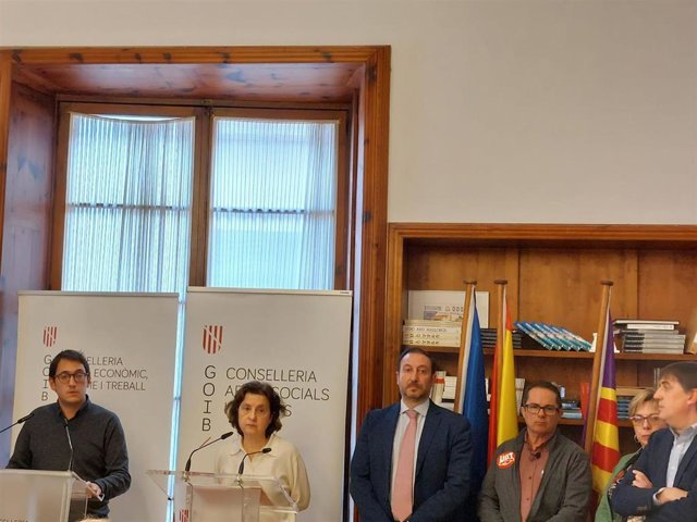  Foto de grupo de los representantes de la patronal y los sindicatos firmantes, junto a los consejeros Negueruela y Santiago