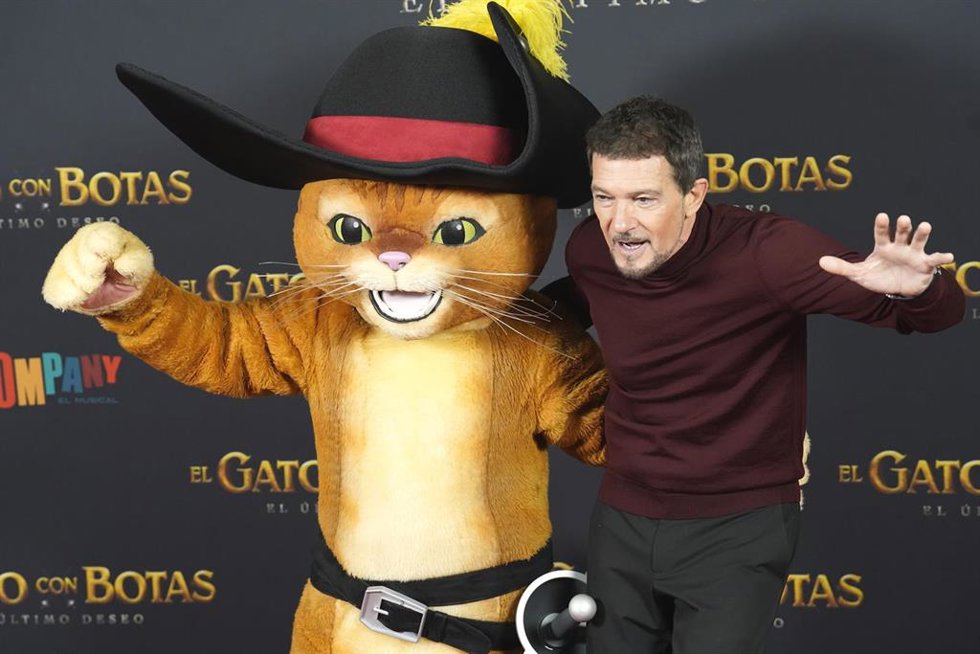 Archivo - Antonio Banderas posa en el photocall de la película 'El gato con botas: El último deseo', a 20 de diciembre de 2022, en Madrid (España).